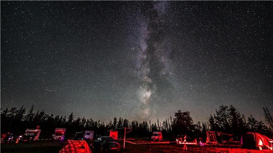 Die Freunde der Astronomie genießen den Blick in den Nachthimmel.