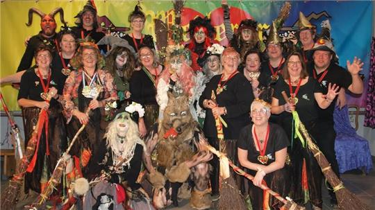 Die Freundschaft zu den Weilerer Hexen wird zum Jahresbeginn 2025 bei einem Gastbesuch gefeiert.