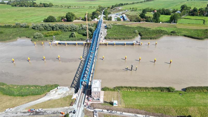 Die Friesenbrücke über die Ems ist Teil der neuen Bahnstrecke Leer-Groningen. (Archivbild)