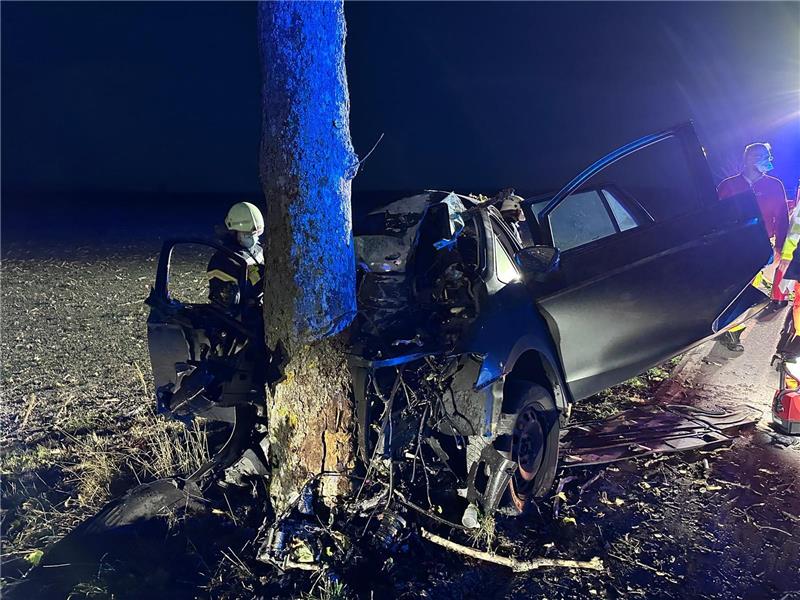 Keine Bremsspuren: Golf-Fahrer rast gegen Baum und stirbt Die Front des VW Golf Plus bohrte sich beim Aufprall in den Straßenbaum. Foto: Schlegel