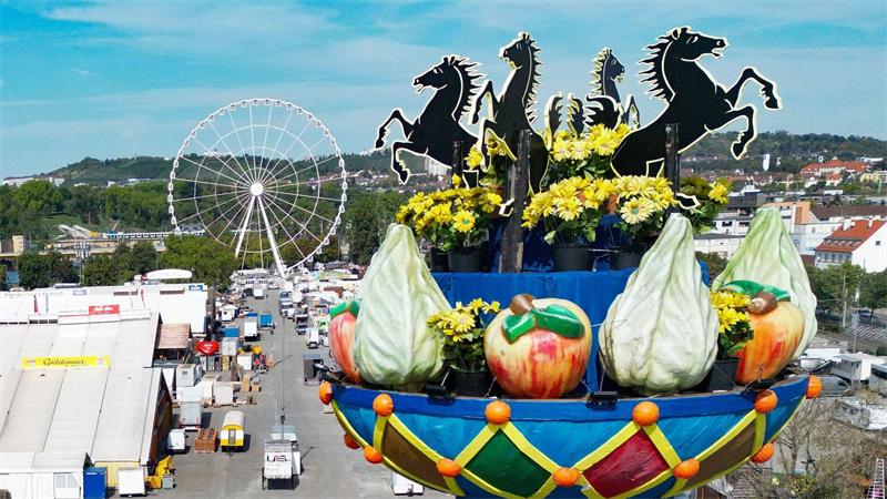 Cannstatter Volksfest startet mit Fassanstich und Festumzug Die Fruchtsäule, dieses Jahr neu, ist ein beliebter Treffpunkt.