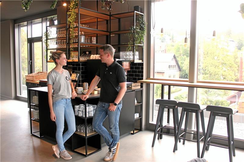 Die Frühstücksbar im Obergeschoss des „Echtzeit“-Hotels ist startklar: Ab morgen nehmen Hoteldirektorin Carolin Germanus und die Investoren Peter Menne und Kai Seela (nicht im Bild) die ersten Gäste in ihrem Haus in Empfang. Eine Eröffnungsfeier soll es zu einem späteren Zeitpunkt geben. Foto: Nachtweyh
