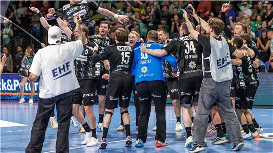 Die Füchse Berlin feierten ausgelassen den Halbfinal-Einzug.