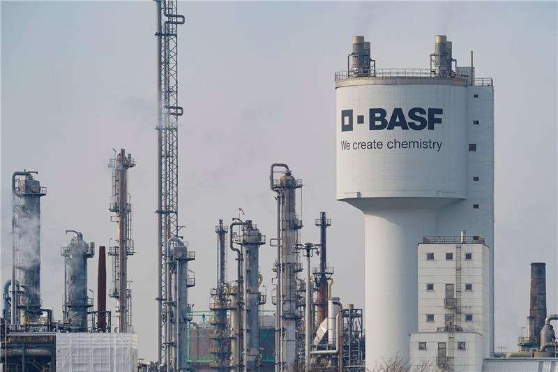 BASF kündigt weiteren Stellenabbau und Sparprogramm an Die Führung des Chemiekonzerns BASF hatte bereits 2022 ein Sparprogramm angekündigt.
