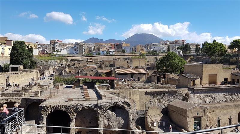 Clausthaler Forscher lösen jahrtausendealtes Rätsel Die Fundstätte Herculaneum, im Hintergrund der Vesuv.