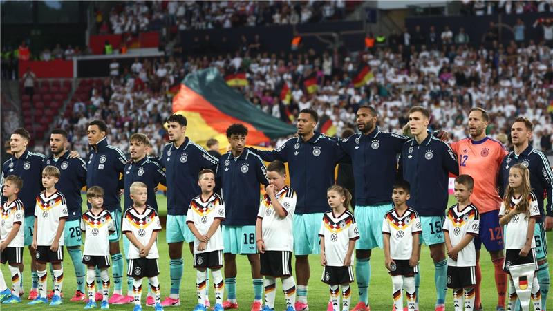 Die Fußball-Nationalspieler beim Abspielen der Nationalhymne vor dem Spiel gegen Finnland. 