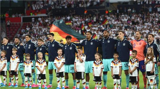 Die Fußball-Nationalspieler beim Abspielen der Nationalhymne vor dem Spiel gegen Finnland. 