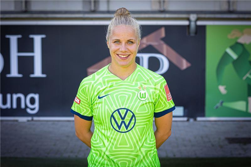 Die Fußballerin Pia-Sophie Wolter lächelt in die Kamera.