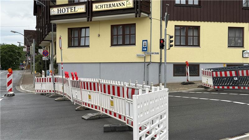 Das Foto zeigt eine Fußgängerampel auf einer abgesperrten Straße, die rot leuchtet.