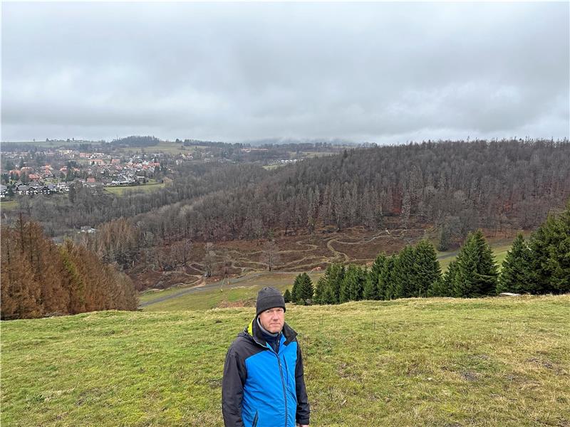 Ausschuss ebnet Weg zur St. Andreasberger Hängebrücke Die Fußgängerhängebrücke in St. Andreasberg soll den Matthias-Schmidt-Berg mit dem Beerberg (im Hintergrund) verbinden und in einen Bergbaupfad eingebunden sein, erklärt Geschäftsführer Karsten Otto. Archivfoto: Eggers