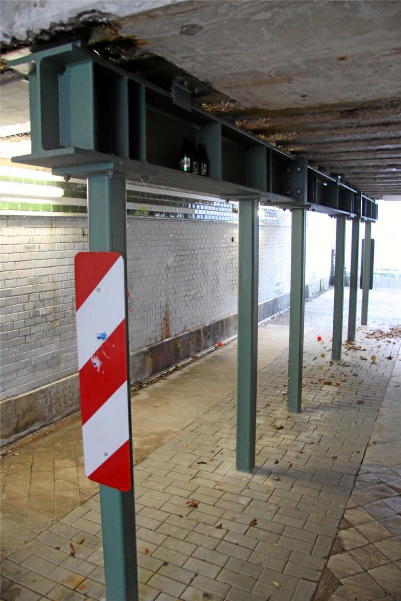 Die Fußgängerunterführung wird mit Stahlträgern gestützt.