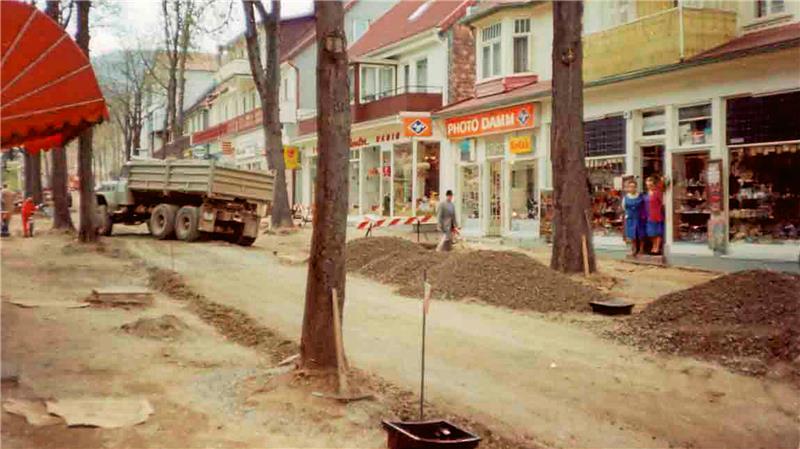 Das Bild aus dem Jahr 1976 zeigt eine Straße, deren Oberfläche komplett abgetragen worden ist.