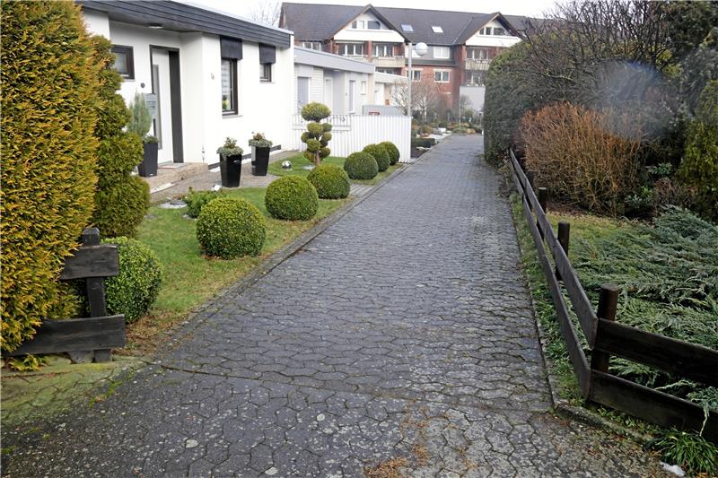 Goslarer sorgt sich um Ohlhofer Fußweg Die Fußwege in Ohlhof sind als Verkehrsflächen ausgewiesen. Dürfen sie also auch von Pkw genutzt werden? Die Stadt will jeden Einzelfall prüfen. Foto: Roß