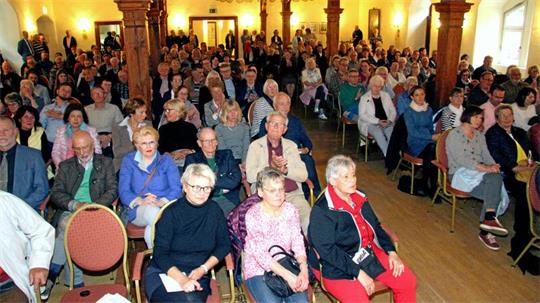 Das Bild zeigt einen Saal voller Menschen.