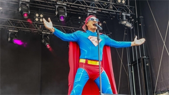 Die GZ gibt Einblicke in die "90s Super Show" der Yellow Jockeys in Bad Harzburg.