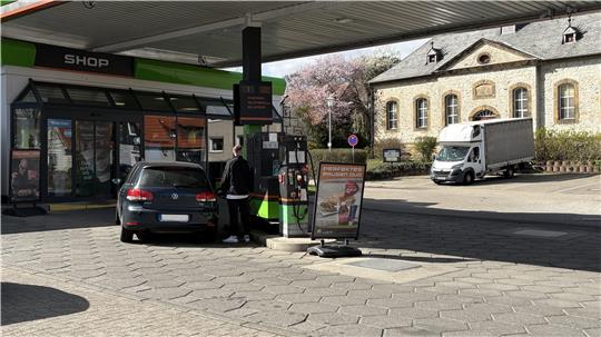 Ein Tankschlauch steckt in der Tanköffnung eines Fahrzeugs.