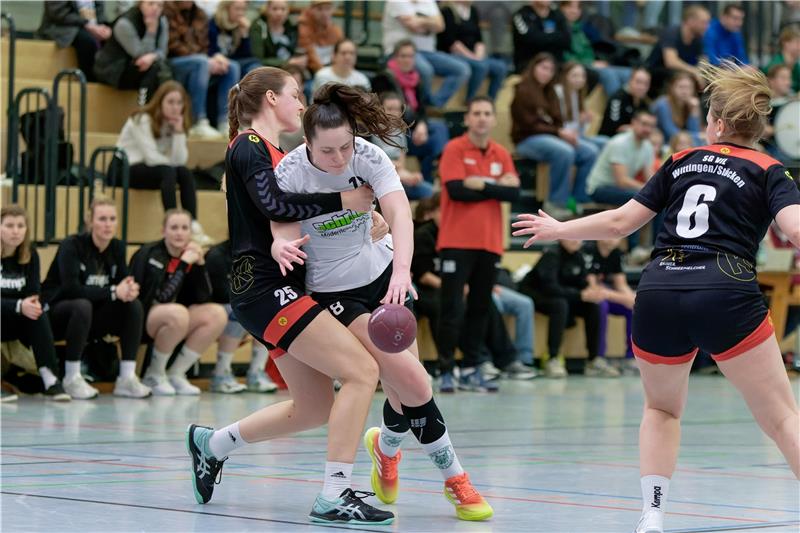 LiSa-Luchse lassen sich nicht stoppen Die Gäste aus Wittingen packen in ihrer Abwehr gut zu. Hier bekommt das Leoni Reske von der HSG Liebenburg-Salzgitter zu spüren, die sich mit dem Ball nicht durchsetzt. Foto: Drechsler