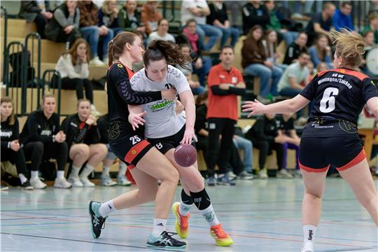 Die Gäste aus Wittingen packen in ihrer Abwehr gut zu. Hier bekommt das Leoni Reske von der HSG Liebenburg-Salzgitter zu spüren, die sich mit dem Ball nicht durchsetzt. Foto: Drechsler