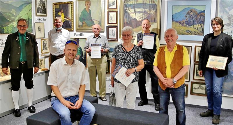 Die Gäste der Jahreshauptversammlung in der fertiggestellten Karl-Reinecke-Galerie in der Heimatstube (von links): Rüdiger Kail, Roland Riesen, Alexander Ehrenberg, Rudolf Guttmann, Monika Trenke, Manfred Schulz, Udo Künstel und Dr. Kai Gurski. Foto: Jung