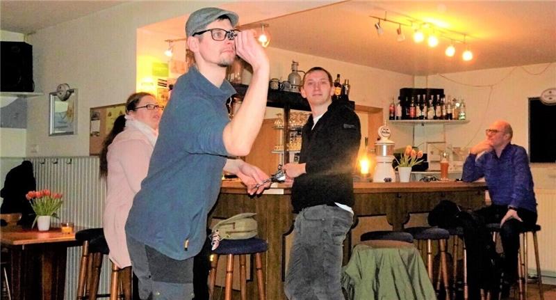 „Bierkrug“ in Bredelem: Die kleine Kneipe inmitten des Dorfes Die Gäste des „Bierkrugs“ haben auch Spaß beim Darten. Foto: Biener