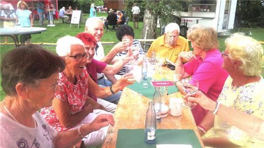 Die Gäste des Weinfestes sind auch aus anderen Teilen des Stadtgebietes nach Langelsheim gekommen.