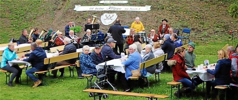 Die Gäste feiern das Weidefest bei Heimatmusik und warten auf die Kühe.