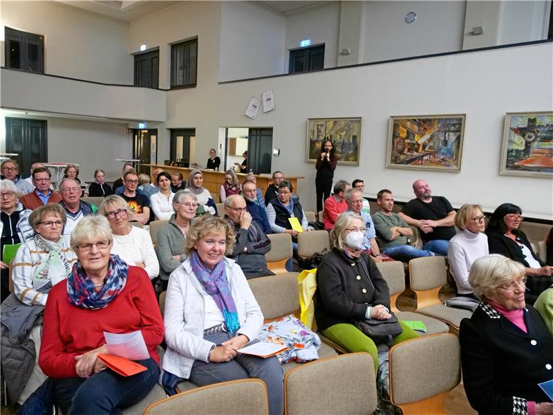 Universitätschor Clausthal singt Trinklieder Die Gäste hören vom Trinken aus verschiedenen Epochen und sehen reichlich Dekoration zum Thema – auch eine Plüschgans hat ihren Platz (kl. Bild.).