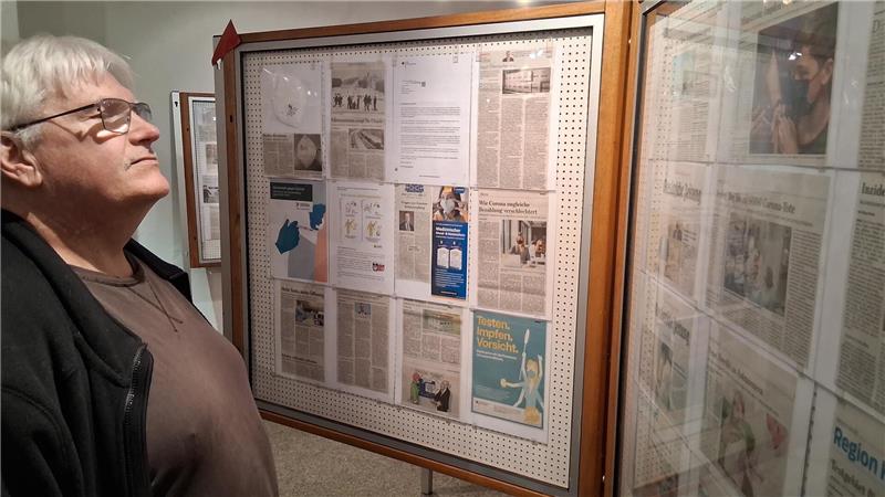Heimatmuseum Vienenburg eröffnet Ausstellung zur Corona-Zeit Die Gäste schauen sich die Ausstellung an.