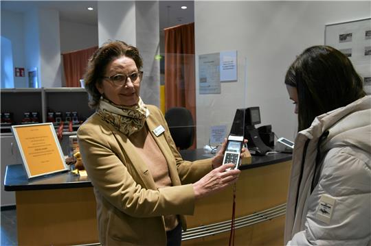 Die Gästebeauftragte Dagmar Mönnecke-Koroma (links) präsentiert den Audioguide. Foto: Fricke