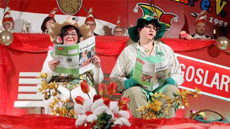 Die „Gartentanten“ Anja Fischer und Karin Großstück in der Bütt.