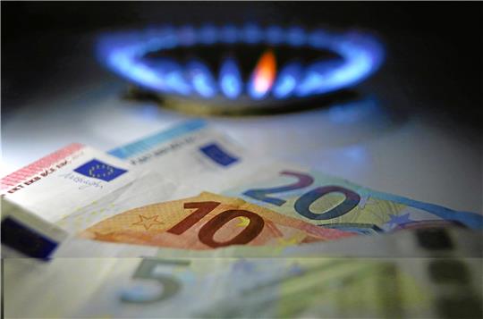 Die Gaspreise ziehen deutlich an, die regionalen Versorger erhöhen zum Oktober ihre Tarife. Foto: Karl-Josef Hildenbrand/dpa