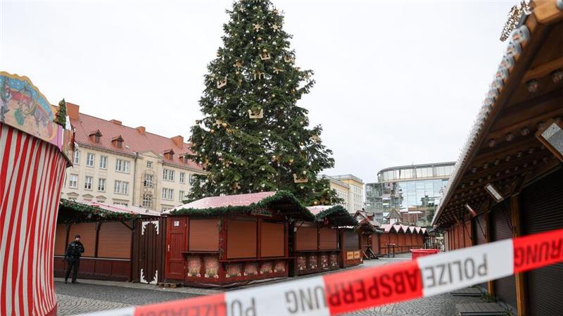Hunderte gedenken der Opfer nach Todesfahrt von Magdeburg Die Gassen auf dem Markt wurden abgesperrt.