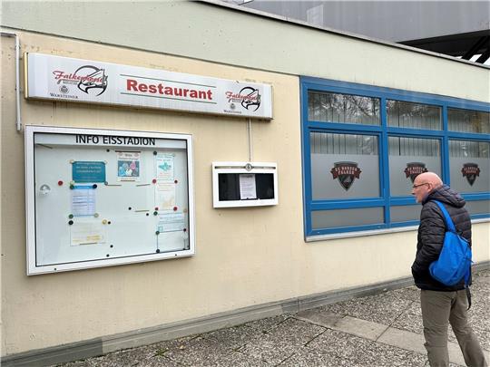 Die Gaststätte „Falkenhorst“ am Eisstadion öffnet unter anderem aus Personalmangel derzeit nur an den Tagen, an denen die Harzer Falken Eishockey spielen.  Fotos: Eggers