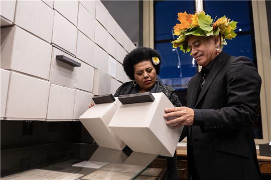 Die Gastwissenschaftler Tarisi Vunidilo (l) und Te Herekiekie Herewini stehen in der Blumenbachschen Schädelsammlung.