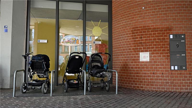 Erneut „Free Gaza“-Schriftzug an Landtagsgebäude gesprüht Die Gaza-Parole neben dem Eingang einer Krippe wurde bereits weitestgehend entfernt.