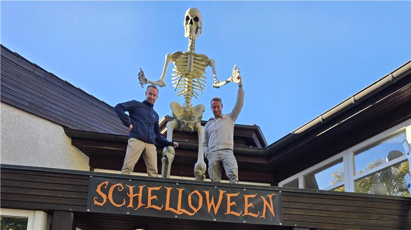 Von Skeletten bis Freddy Krüger: Schellers bringen Halloween nach Oker Die Gebrüder Scheller präsentieren ihr großes Skelett.