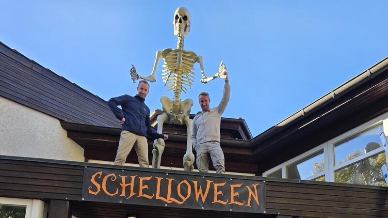 Die Gebrüder Scheller präsentieren ihr großes Skelett.
