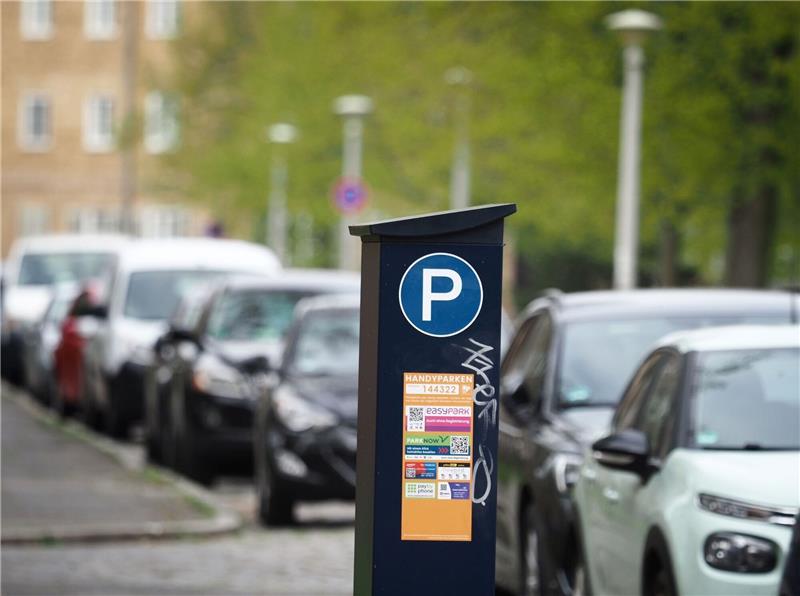 Deutsche Umwelthilfe fordert höhere Parkgebühren Die Gebühr für einen Parkschein pro Stunde sollte mindestens so hoch sein wie die Kosten für einen Einzelfahrschein in Bus und Bahn, fordert die Deutsche Umwelthilfe.