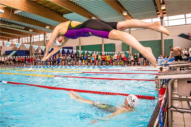 Schwimm-Nachwuchs des MTV Goslar zeigt gute Leistungen Die Geburtstagsstaffel des MTV Goslar, hier Mara Madeleine Hartung im Sprung und Mia Friederike Kreibohm im Wasser, belegt Rang vier. Fotos: Schenk