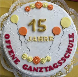 Wie die Ganztagsschule Familien entlastet und Kinder stark macht Die Geburtstagstorte des Schulträgers.