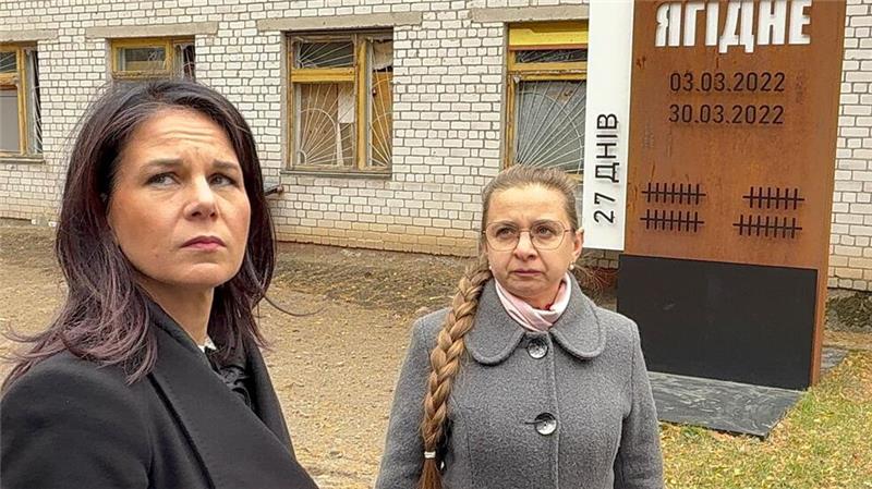 Baerbock fordert von Partnern mehr Unterstützung für Ukraine Die Gedenkstätte an die Opfer der russischen Gräueltaten im Dorf Jahidne nordöstlich der Hauptstadt Kiew mache deutlich, was russische Besatzung bedeutet, sagte Baerbock: Unmenschlichkeit.