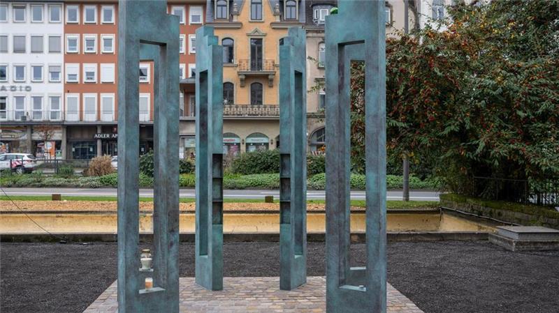 Gedenkstätte für Opfer der Amokfahrt in Trier eröffnet Die Gedenkstätte besteht aus einer Gruppe von großen Bronzestelen.