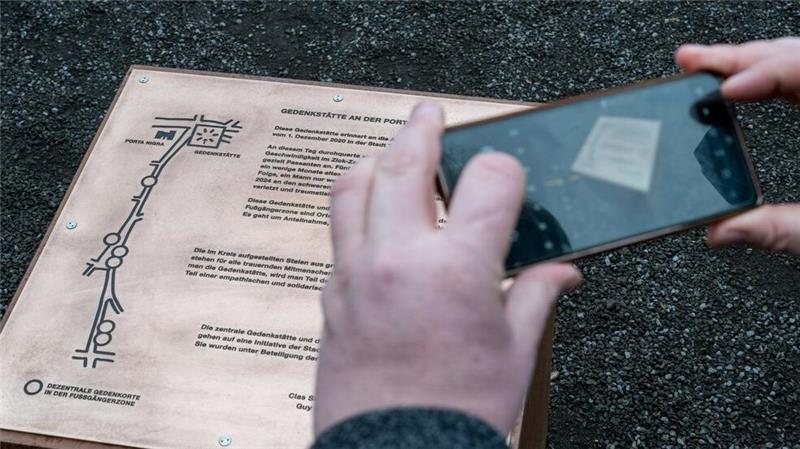 Gedenkstätte für Opfer der Amokfahrt in Trier eröffnet Die Gedenkstätte war nach langer gemeinsamer Planung mit den Hinterbliebenen realisiert worden.