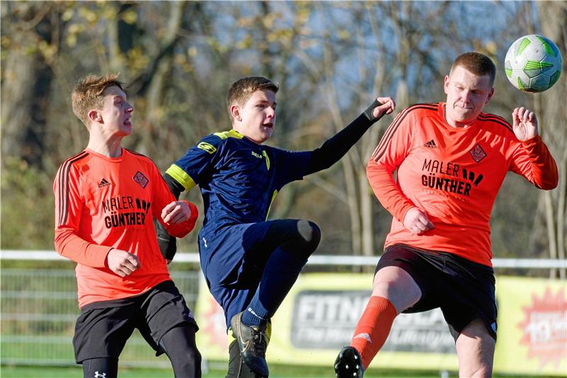 A-Junioren der TSG Bad Harzburg verlassen die Abstiegszone Die Geduld zahlt sich aus: Jonas Kassert (Mi.) markiert den goldenen Treffer für die C-Junioren der JSG Goslar gegen den JFV Göttingen-West. Foto: Drechsler