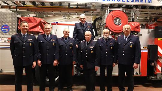 Die Geehrten für 50 Jahre und zugleich Gründungsmitglieder der Jugendfeuerwehr Langelsheim: Hartmut Ölmann, Ulrich Eberhardt, Reinhold Fischer, Ralph Brackmann, Heinrich Immenroth, Wolfgang Karrenführer, und Wolfgang Klauenberg.
