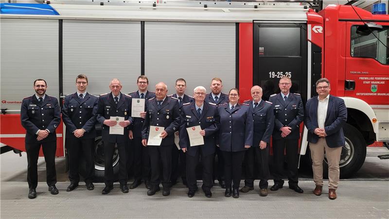 Diese Einsätze haben bei Braunlages Feuerwehr Spuren hinterlassen Die Geehrten und Beförderten der Braunlager Feuerwehr, umringt von Ortsbrandmeister Jan Müller (v.l.) und Stadtbrandmeister Lukas Neuse sowie Bürgermeister Wolfgang Langer (r.).