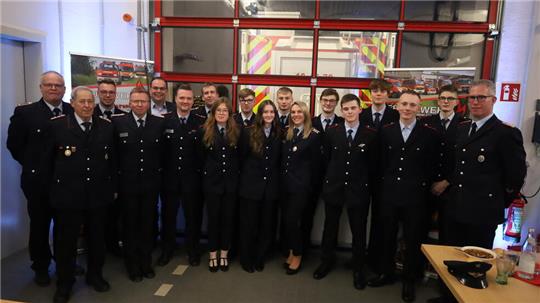 Die Geehrten und Beförderten der Feuerwehr Lutter sowie der Orts- und Stadtbrandmeister mit dem Bürgermeister der Stadt Langelsheim und der Ortsbürgermeisterin.