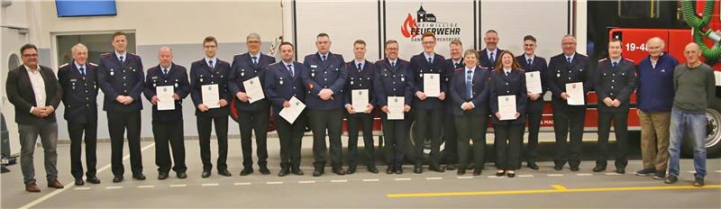 Großbrand an Klinik bleibt Andreasberger Feuerwehr in Erinnerung Die Geehrten und Beförderten kommen zum Gruppenbild mit Bürgermeister Wolfgang Langer, Stadtbrandmeister Hans Ervenich und Ortsbrandmeister Sebastian Voigt zusammen.