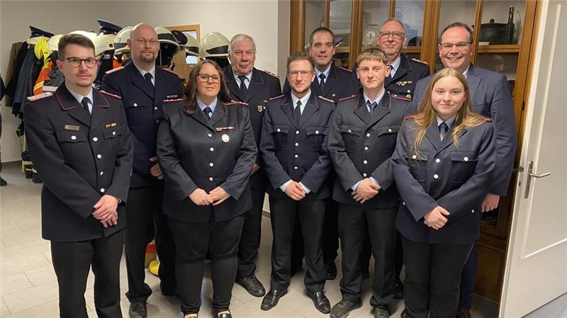 Die Geehrten und Beförderten (v.l.): Ortsbrandmeister Stefan Rühmann, Daniel Flügge (25 Jahre), Melanie Rühmann (25 Jahre) Dieter Homann (60 Jahre), Tobias Gerbrich, Marvin Ahrens (beide Oberlöschmeister), Alex Hein (Feuerwehrmann), Bernd Kerwien (stellvertretender Stadtbrandmeister), Bürgermeister Ingo Henze und Laura Küchmann (Feuerwehrfrau).