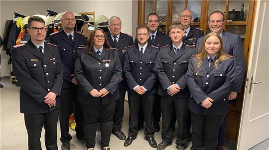 Die Geehrten und Beförderten (v.l.): Ortsbrandmeister Stefan Rühmann, Daniel Flügge (25 Jahre), Melanie Rühmann (25 Jahre) Dieter Homann (60 Jahre), Tobias Gerbrich, Marvin Ahrens (beide Oberlöschmeister), Alex Hein (Feuerwehrmann), Bernd Kerwien (stellvertretender Stadtbrandmeister), Bürgermeister Ingo Henze und Laura Küchmann (Feuerwehrfrau).